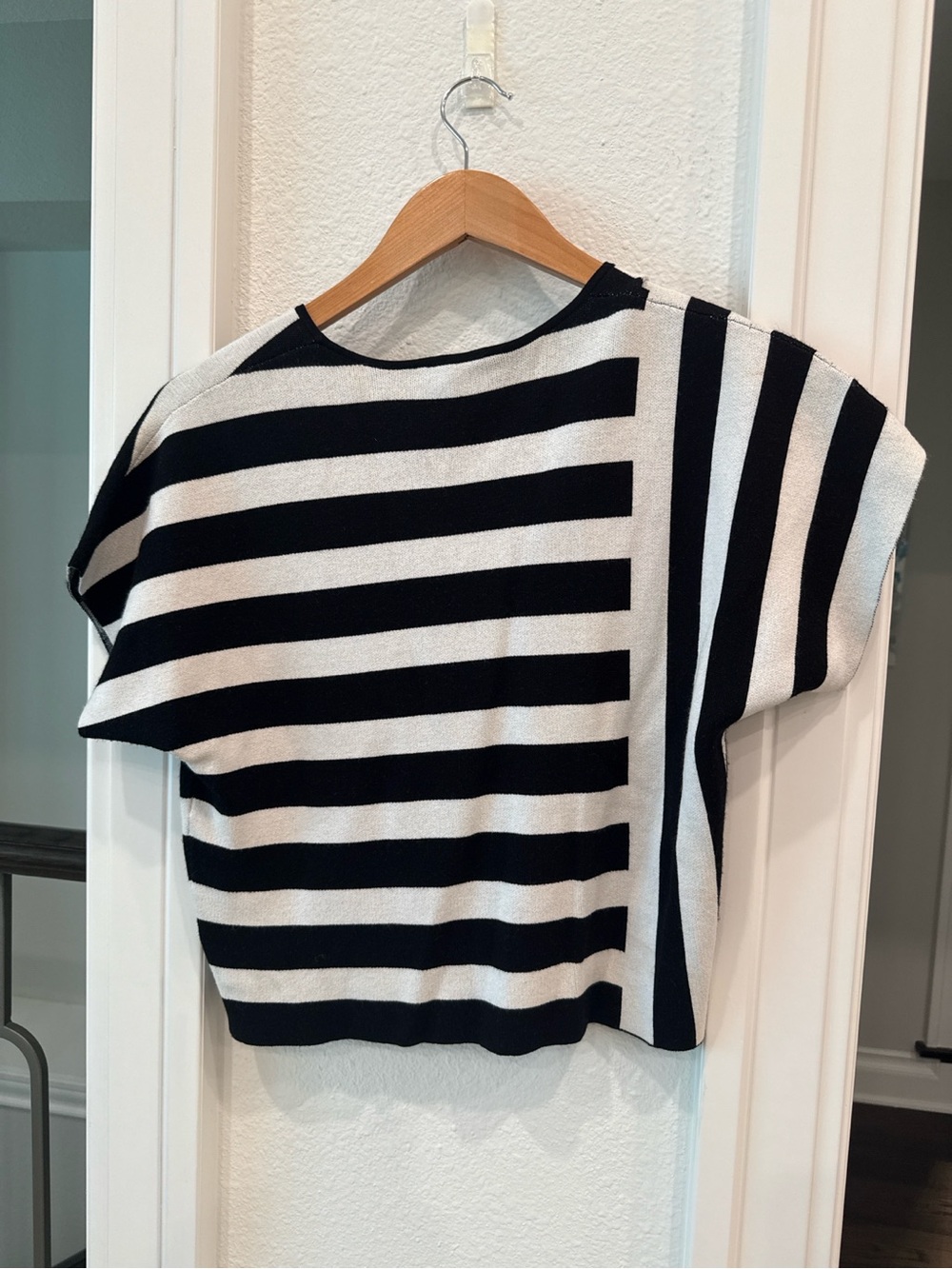 Theory Black White Striped Knit Top Medium Boxy Short Sleeve Sweater Minimalist - Picture 5 of 5